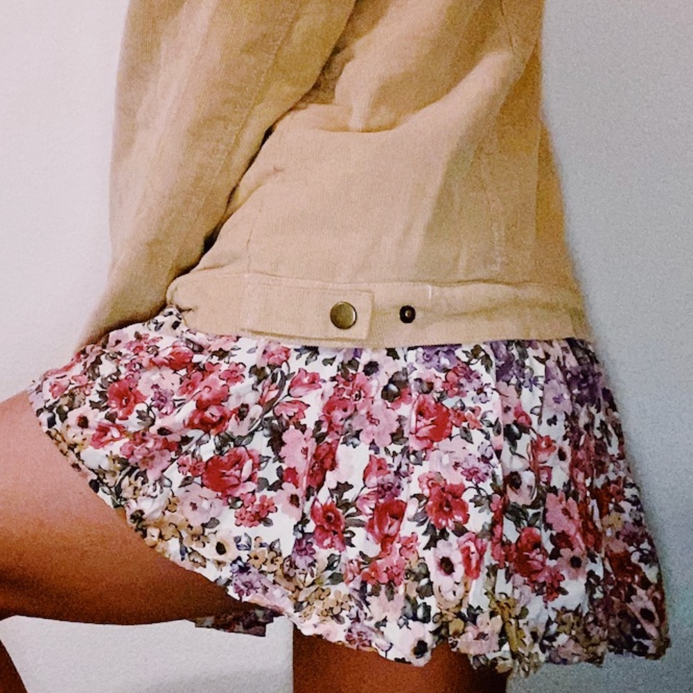 Brandy Melville Floral Mini Skirt in White with Pink & Red Flowers